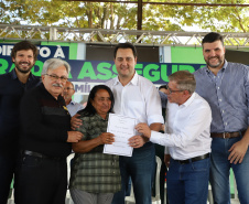 O governador Carlos Massa Ratinho Junior entregou nesta quinta-feira (12) as matrículas imobiliárias, com registro dos títulos em cartório, que regularizam a posse e o direito da moradia a 131 famílias de Ribeirão do Pinhal, no Norte Pioneiro. 