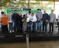O governador Carlos Massa Ratinho Junior entregou nesta quinta-feira (12) as matrículas imobiliárias, com registro dos títulos em cartório, que regularizam a posse e o direito da moradia a 131 famílias de Ribeirão do Pinhal, no Norte Pioneiro. 