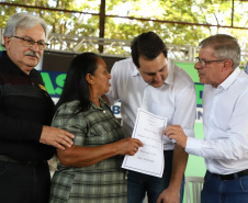 O governador Carlos Massa Ratinho Junior entregou nesta quinta-feira (12) as matrículas imobiliárias, com registro dos títulos em cartório, que regularizam a posse e o direito da moradia a 131 famílias de Ribeirão do Pinhal, no Norte Pioneiro. 