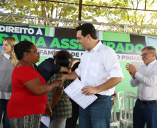 O governador Carlos Massa Ratinho Junior entregou nesta quinta-feira (12) as matrículas imobiliárias, com registro dos títulos em cartório, que regularizam a posse e o direito da moradia a 131 famílias de Ribeirão do Pinhal, no Norte Pioneiro. 