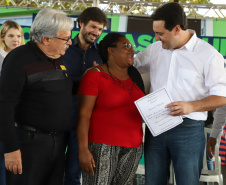 O governador Carlos Massa Ratinho Junior entregou nesta quinta-feira (12) as matrículas imobiliárias, com registro dos títulos em cartório, que regularizam a posse e o direito da moradia a 131 famílias de Ribeirão do Pinhal, no Norte Pioneiro. 