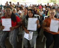O governador Carlos Massa Ratinho Junior entregou nesta quinta-feira (12) as matrículas imobiliárias, com registro dos títulos em cartório, que regularizam a posse e o direito da moradia a 131 famílias de Ribeirão do Pinhal, no Norte Pioneiro. 
