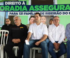O governador Carlos Massa Ratinho Junior entregou nesta quinta-feira (12) as matrículas imobiliárias, com registro dos títulos em cartório, que regularizam a posse e o direito da moradia a 131 famílias de Ribeirão do Pinhal, no Norte Pioneiro. 