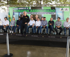O governador Carlos Massa Ratinho Junior entregou nesta quinta-feira (12) as matrículas imobiliárias, com registro dos títulos em cartório, que regularizam a posse e o direito da moradia a 131 famílias de Ribeirão do Pinhal, no Norte Pioneiro. 