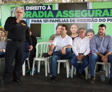 O governador Carlos Massa Ratinho Junior entregou nesta quinta-feira (12) as matrículas imobiliárias, com registro dos títulos em cartório, que regularizam a posse e o direito da moradia a 131 famílias de Ribeirão do Pinhal, no Norte Pioneiro. 