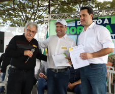 O governador Carlos Massa Ratinho Junior entregou nesta quinta-feira (12) as matrículas imobiliárias, com registro dos títulos em cartório, que regularizam a posse e o direito da moradia a 131 famílias de Ribeirão do Pinhal, no Norte Pioneiro. 