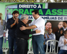 O governador Carlos Massa Ratinho Junior entregou nesta quinta-feira (12) as matrículas imobiliárias, com registro dos títulos em cartório, que regularizam a posse e o direito da moradia a 131 famílias de Ribeirão do Pinhal, no Norte Pioneiro. 