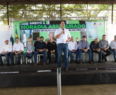 O governador Carlos Massa Ratinho Junior entregou nesta quinta-feira (12) as matrículas imobiliárias, com registro dos títulos em cartório, que regularizam a posse e o direito da moradia a 131 famílias de Ribeirão do Pinhal, no Norte Pioneiro. 