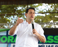 O governador Carlos Massa Ratinho Junior entregou nesta quinta-feira (12) as matrículas imobiliárias, com registro dos títulos em cartório, que regularizam a posse e o direito da moradia a 131 famílias de Ribeirão do Pinhal, no Norte Pioneiro. 