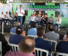 O governador Carlos Massa Ratinho Junior entregou nesta quinta-feira (12) as matrículas imobiliárias, com registro dos títulos em cartório, que regularizam a posse e o direito da moradia a 131 famílias de Ribeirão do Pinhal, no Norte Pioneiro. 