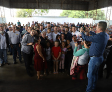 O governador Carlos Massa Ratinho Junior entregou nesta quinta-feira (12) as matrículas imobiliárias, com registro dos títulos em cartório, que regularizam a posse e o direito da moradia a 131 famílias de Ribeirão do Pinhal, no Norte Pioneiro. 