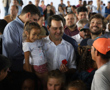 O governador Carlos Massa Ratinho Junior entregou nesta quinta-feira (12) as matrículas imobiliárias, com registro dos títulos em cartório, que regularizam a posse e o direito da moradia a 131 famílias de Ribeirão do Pinhal, no Norte Pioneiro. 