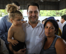 O governador Carlos Massa Ratinho Junior entregou nesta quinta-feira (12) as matrículas imobiliárias, com registro dos títulos em cartório, que regularizam a posse e o direito da moradia a 131 famílias de Ribeirão do Pinhal, no Norte Pioneiro. 