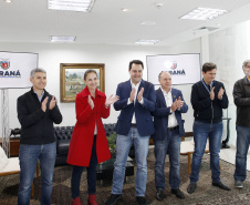 Governador do Paraná, Carlos Massa Ratinho Junior anunciou nesta quarta-feira (25), no Palácio Iguaçu, que o terminal central do município de São José dos Pinhais será incorporado à rede, permitindo um deslocamento mais ágil e econômico ao usuário. A iniciativa vai beneficiar cerca de 2,5 mil pessoas que se deslocam diariamente pelas linhas urbanas e metropolitanas e que, agora, precisarão pagar apenas uma tarifa. Participaram do anúncio o secretário-chefe da Casa Civil, prefeita da cidade, Nina Singer, Joã