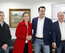 Governador do Paraná, Carlos Massa Ratinho Junior anunciou nesta quarta-feira (25), no Palácio Iguaçu, que o terminal central do município de São José dos Pinhais será incorporado à rede, permitindo um deslocamento mais ágil e econômico ao usuário. A iniciativa vai beneficiar cerca de 2,5 mil pessoas que se deslocam diariamente pelas linhas urbanas e metropolitanas e que, agora, precisarão pagar apenas uma tarifa. Participaram do anúncio o secretário-chefe da Casa Civil, prefeita da cidade, Nina Singer, Joã