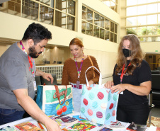 Celepar conecta novos leitores em ação solidária do dia do Livro