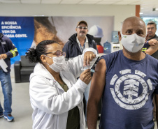 Trabalhadores portuários de Paranaguá recebem vacina contra Covid-19 e Influenza H3N2 