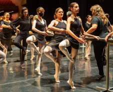  Escola de Dança Teatro Guaíra celebra Dia das Mães no palco do Guairão