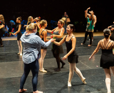  Escola de Dança Teatro Guaíra celebra Dia das Mães no palco do Guairão