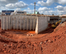 Dois novos viadutos e nove quilômetros de nova pavimentação deverão ser entregues até o final do ano, encerrando os congestionamentos e acidentes na entrada do município - 
