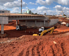 Dois novos viadutos e nove quilômetros de nova pavimentação deverão ser entregues até o final do ano, encerrando os congestionamentos e acidentes na entrada do município - 