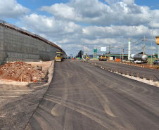 Dois novos viadutos e nove quilômetros de nova pavimentação deverão ser entregues até o final do ano, encerrando os congestionamentos e acidentes na entrada do município - 