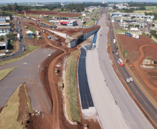 Dois novos viadutos e nove quilômetros de nova pavimentação deverão ser entregues até o final do ano, encerrando os congestionamentos e acidentes na entrada do município - 