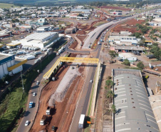 Dois novos viadutos e nove quilômetros de nova pavimentação deverão ser entregues até o final do ano, encerrando os congestionamentos e acidentes na entrada do município - 