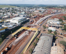Dois novos viadutos e nove quilômetros de nova pavimentação deverão ser entregues até o final do ano, encerrando os congestionamentos e acidentes na entrada do município - 