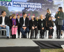 Governador entrega colégio e anuncia pavimentação da Estrada de Alagados, em Ponta Grossa