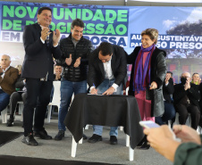 Governador entrega colégio e anuncia pavimentação da Estrada de Alagados, em Ponta Grossa