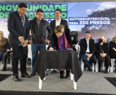 Governador entrega colégio e anuncia pavimentação da Estrada de Alagados, em Ponta Grossa