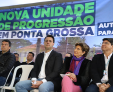 Governador entrega colégio e anuncia pavimentação da Estrada de Alagados, em Ponta Grossa