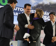 Governador entrega colégio e anuncia pavimentação da Estrada de Alagados, em Ponta Grossa