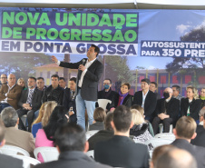 Governador entrega colégio e anuncia pavimentação da Estrada de Alagados, em Ponta Grossa