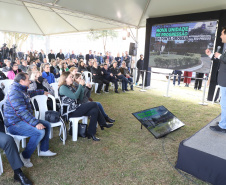 Governador entrega colégio e anuncia pavimentação da Estrada de Alagados, em Ponta Grossa
