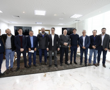 O governador Carlos Massa Ratinho Junior recebeu nesta quinta-feira (2), das mãos do arcebispo de Curitiba, dom José Antonio Peruzzo, o convite para participar da festa na Capital no dia 16 de junho.