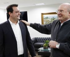 O governador Carlos Massa Ratinho Junior recebeu nesta quinta-feira (2), das mãos do arcebispo de Curitiba, dom José Antonio Peruzzo, o convite para participar da festa na Capital no dia 16 de junho.