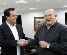 O governador Carlos Massa Ratinho Junior recebeu nesta quinta-feira (2), das mãos do arcebispo de Curitiba, dom José Antonio Peruzzo, o convite para participar da festa na Capital no dia 16 de junho.
