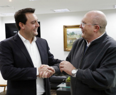 O governador Carlos Massa Ratinho Junior recebeu nesta quinta-feira (2), das mãos do arcebispo de Curitiba, dom José Antonio Peruzzo, o convite para participar da festa na Capital no dia 16 de junho.