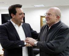 O governador Carlos Massa Ratinho Junior recebeu nesta quinta-feira (2), das mãos do arcebispo de Curitiba, dom José Antonio Peruzzo, o convite para participar da festa na Capital no dia 16 de junho.