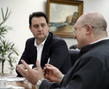 O governador Carlos Massa Ratinho Junior recebeu nesta quinta-feira (2), das mãos do arcebispo de Curitiba, dom José Antonio Peruzzo, o convite para participar da festa na Capital no dia 16 de junho.