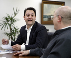 O governador Carlos Massa Ratinho Junior recebeu nesta quinta-feira (2), das mãos do arcebispo de Curitiba, dom José Antonio Peruzzo, o convite para participar da festa na Capital no dia 16 de junho.