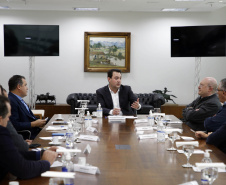 O governador Carlos Massa Ratinho Junior recebeu nesta quinta-feira (2), das mãos do arcebispo de Curitiba, dom José Antonio Peruzzo, o convite para participar da festa na Capital no dia 16 de junho.