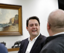 O governador Carlos Massa Ratinho Junior recebeu nesta quinta-feira (2), das mãos do arcebispo de Curitiba, dom José Antonio Peruzzo, o convite para participar da festa na Capital no dia 16 de junho.