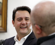 O governador Carlos Massa Ratinho Junior recebeu nesta quinta-feira (2), das mãos do arcebispo de Curitiba, dom José Antonio Peruzzo, o convite para participar da festa na Capital no dia 16 de junho.