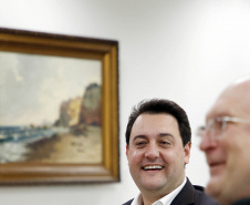 O governador Carlos Massa Ratinho Junior recebeu nesta quinta-feira (2), das mãos do arcebispo de Curitiba, dom José Antonio Peruzzo, o convite para participar da festa na Capital no dia 16 de junho.