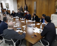 O governador Carlos Massa Ratinho Junior recebeu nesta quinta-feira (2), das mãos do arcebispo de Curitiba, dom José Antonio Peruzzo, o convite para participar da festa na Capital no dia 16 de junho.