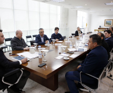 O governador Carlos Massa Ratinho Junior recebeu nesta quinta-feira (2), das mãos do arcebispo de Curitiba, dom José Antonio Peruzzo, o convite para participar da festa na Capital no dia 16 de junho.