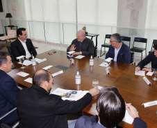O governador Carlos Massa Ratinho Junior recebeu nesta quinta-feira (2), das mãos do arcebispo de Curitiba, dom José Antonio Peruzzo, o convite para participar da festa na Capital no dia 16 de junho.